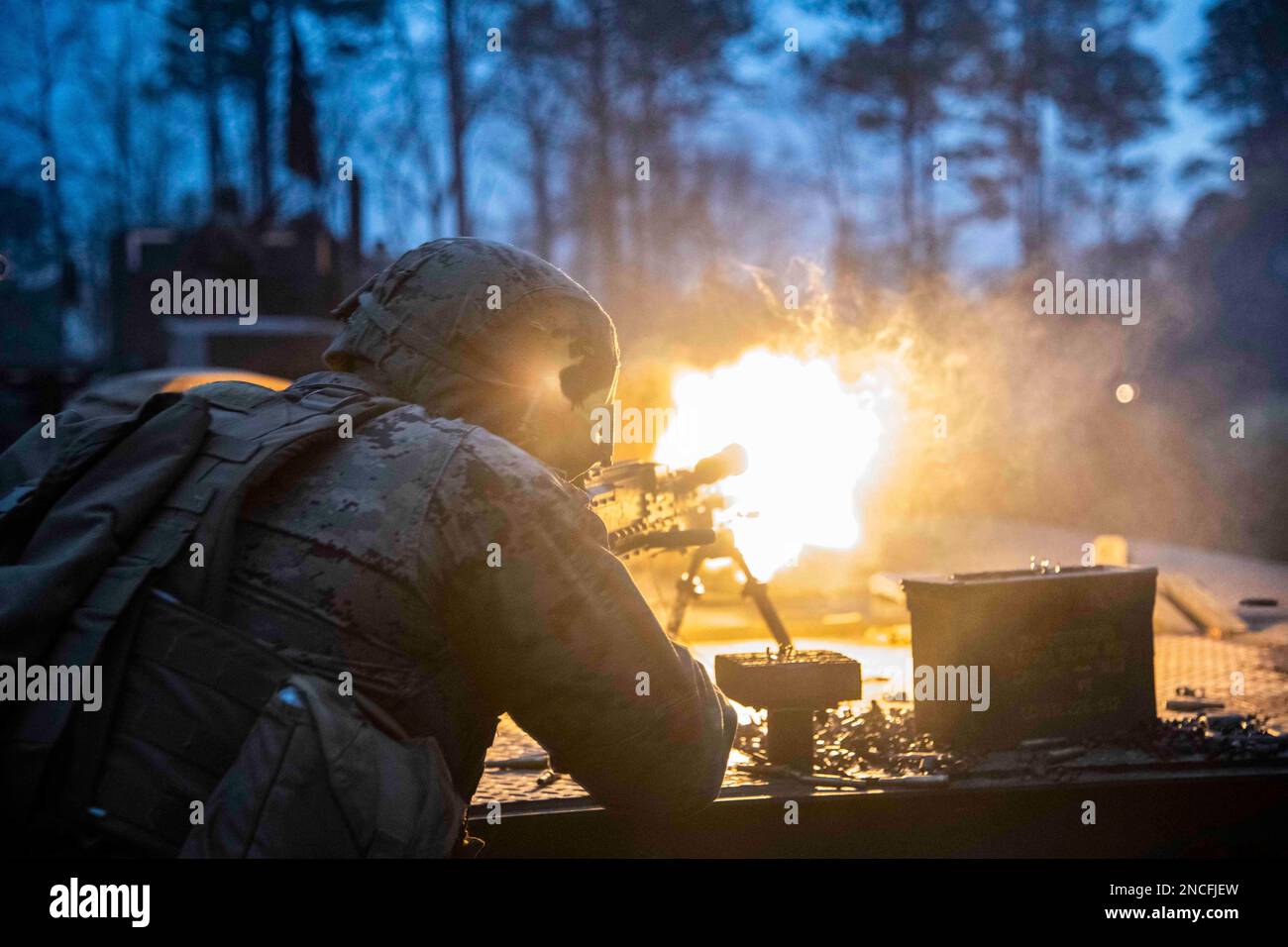 220207-N-PI330-1166 Camp Shelby, Mississippi (7. Februar 2023) SSgt. James Allen, dem Naval Mobile Construction Battalion 133 (NMCB 133) zugeteilt, schießt während eines simulierten Angriffs auf Camp Shelby, Mississippi, am 7. Februar 2023, auf einen Submaschinegun von .240. NMCB 133 führt im Camp Shelby, Mississippi, eine Feldübung durch, die im Rahmen des Navy Expeditionary Combat Command durchgeführt wird und die Fortgeschrittensphase des Einsatzbereitschaftstrainings (FRTP) durchführt. (USA Marinebild von Mass Communication Specialist 2. Klasse Andrew Waters/veröffentlicht) Stockfoto