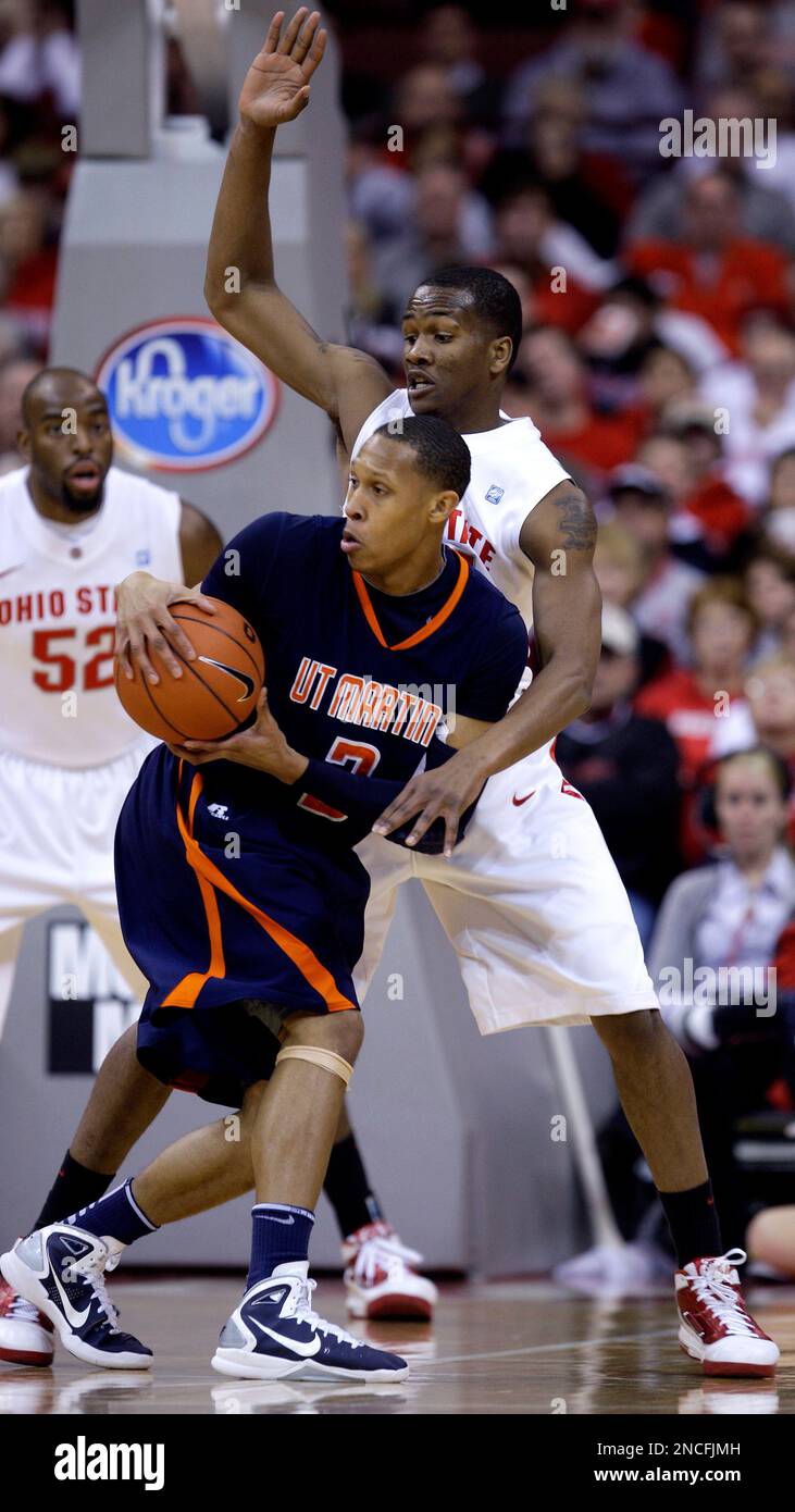 Tennessee-Martin's Terence Smith, front, looks for an open pass as Ohio State's William Buford defends during the first half of an NCAA college basketball game Monday, Dec. 27, 2010, in Columbus, Ohio. (AP Photo/Jay LaPrete) Stockfoto