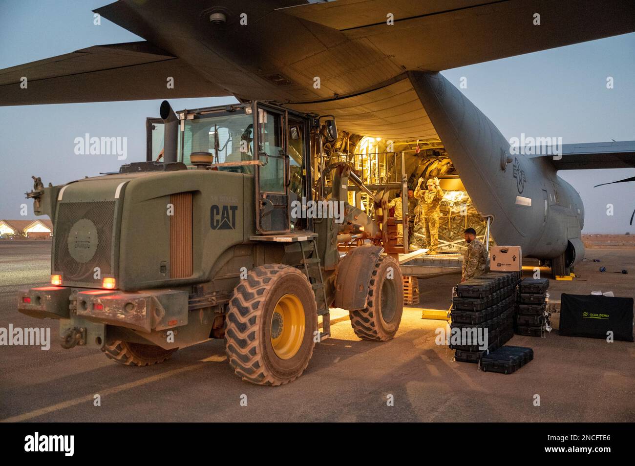 US Air Force Tech. Sergeant Jacob Kozlowski, 768. Geschwader der Expeditionstruppe, Logistics Readiness Flight, bereitet sich auf den Download von Fracht aus den USA vor Air Force C-130J Super Hercules, ab 101, Niger, 9. Februar 2023. Flugzeuge wie dieses transportieren Personal, Ausrüstung und Vorräte nach ab 101. (Foto von Master Sgt. Michael Matkin) Stockfoto