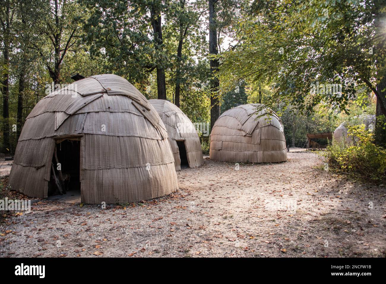 Eine Nachbildung eines indianischen Dorfes und Wickiups aus der Zeit, als Jamestown gegründet wurde. Jamestown, Virginia. Stockfoto
