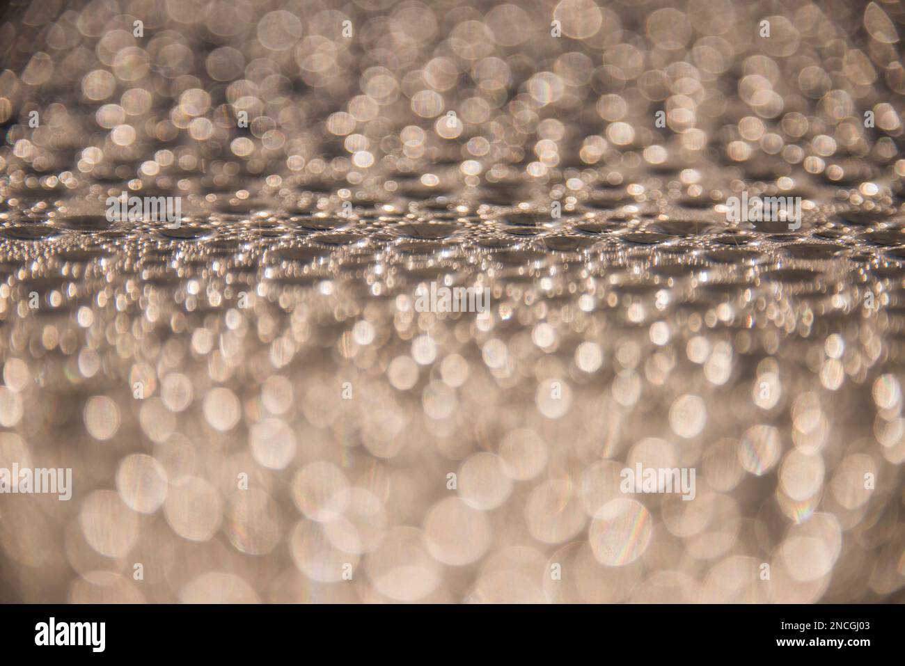 Wassertropfen auf einer Glasoberfläche für Hintergrund, Wandbild oder mehr. Stockfoto