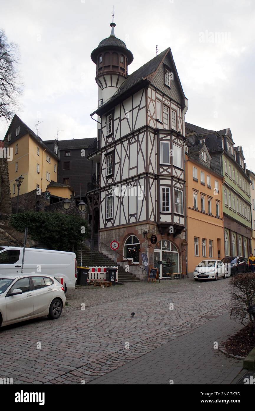 Mehrstöckiges, holzumrahmtes altes Haus mit einem Turm im Herzen der Altstadt, Hauser Gasse 20, Wetzlar, Deutschland Stockfoto