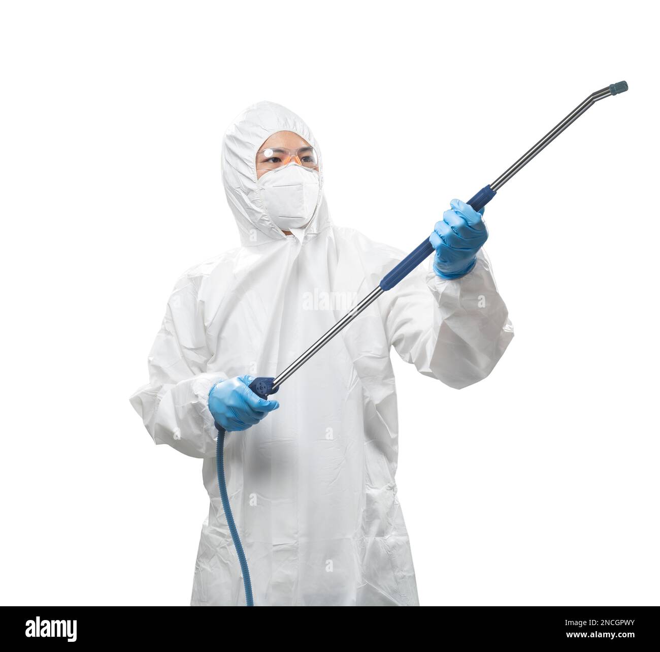 Arbeiter trägt medizinischen Schutzanzug oder weißen Overall Anzug mit Maske, Schutzbrille und Ausrüstung für Spray isoliert auf weißem Hintergrund Stockfoto