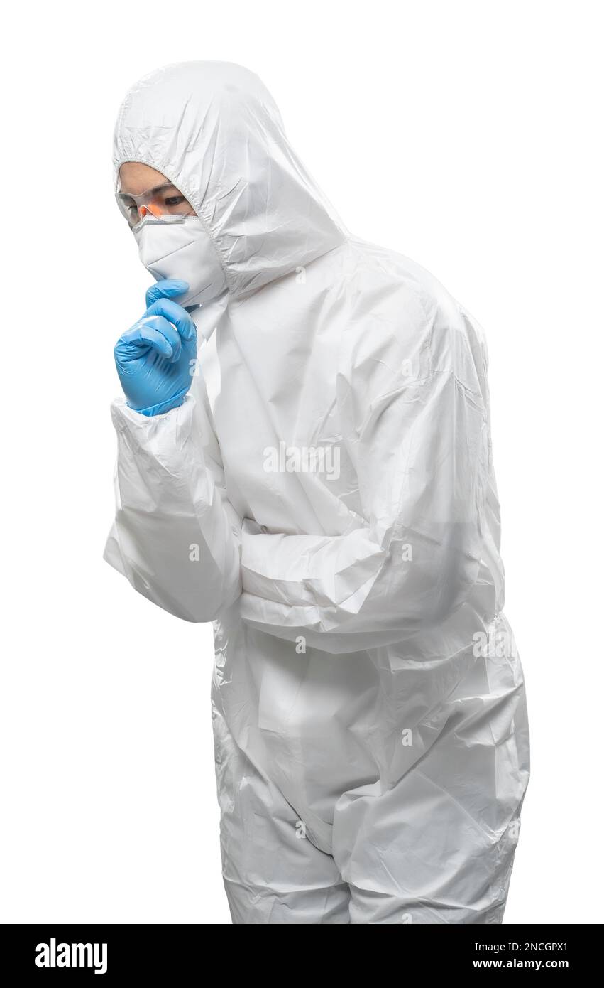 Arbeiter trägt medizinischen Schutzanzug oder weißen Overall Anzug mit Maske und Schutzbrille schauen nach unten isoliert auf weißem Hintergrund Stockfoto