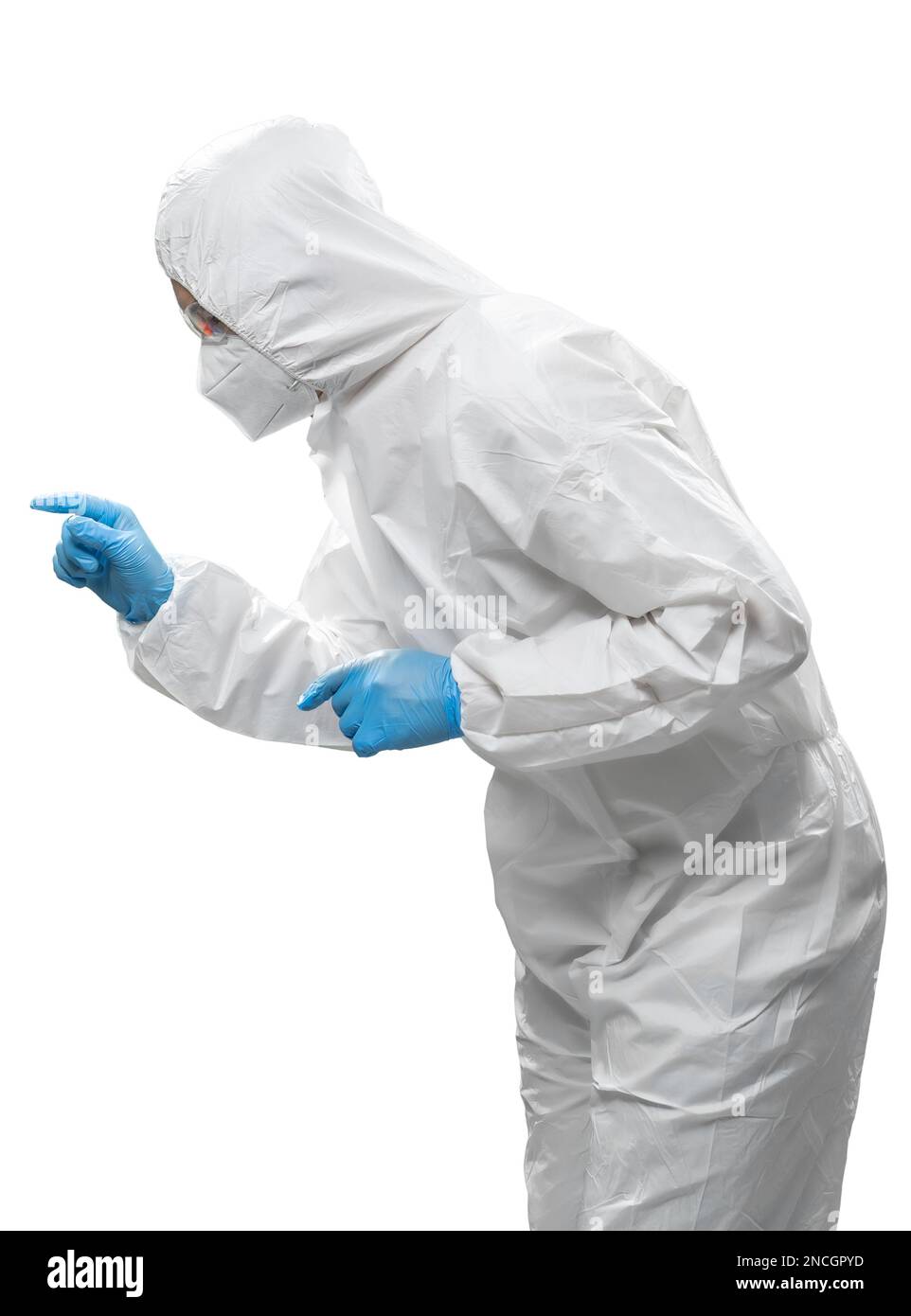 Arbeiter trägt medizinischen Schutzanzug oder weißen Overall Anzug mit Maske und Schutzbrille schauen nach unten isoliert auf weißem Hintergrund Stockfoto