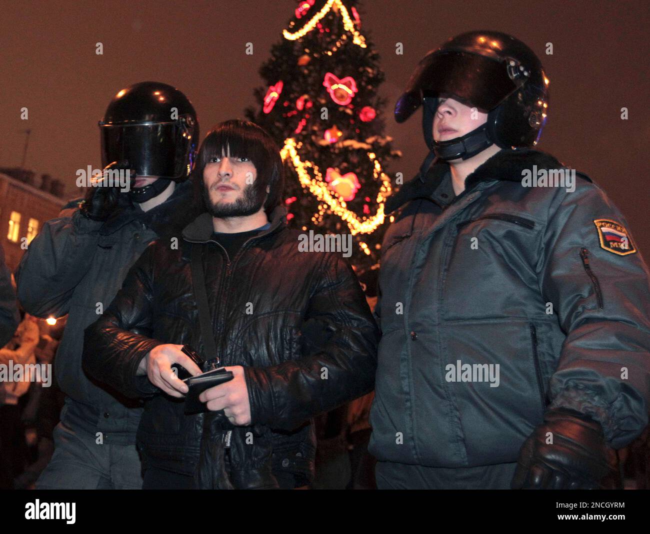 Riot police officers detain protester outside Sennaya Ploshchad metro station in St. Petersburg on Wednesday, Dec. 15, 2010. Dozens of riot police deployed around central St. Petersburg Wednesday to prevent possible ethnic clashes after the weekend rioting by racist hooligans fueled rumors that minorities could try to retaliate. (AP Photo) Stockfoto