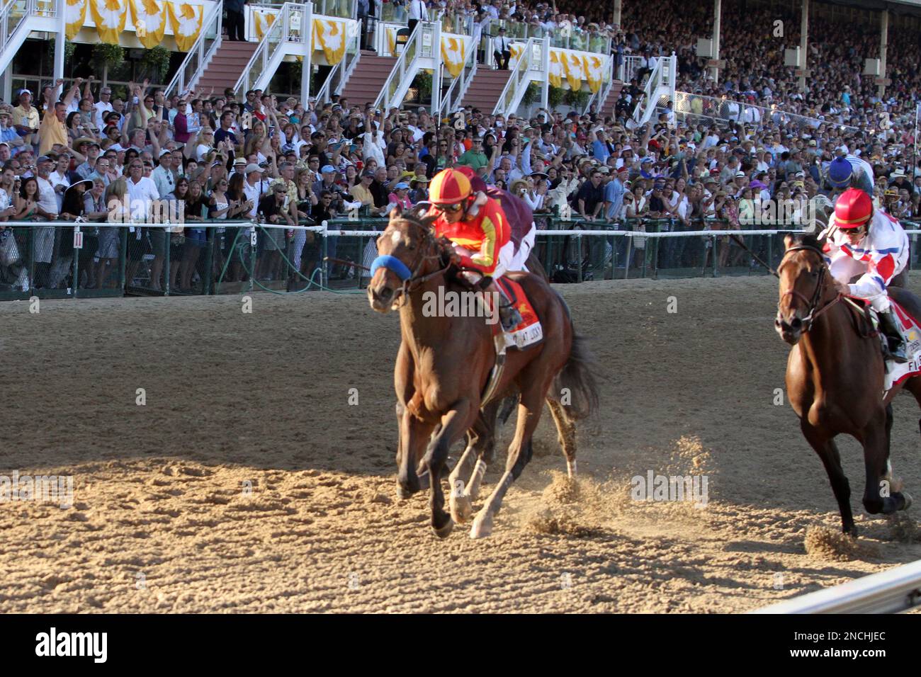 Lookin' At Lucky (center, blue shadowroll), with jockey Martin Garcia aboard wins the 135th Preakness horse race at Pimlico Race Course, Saturday, May 15, 2010, in Baltimore. (AP Photo/Gregory Payan) Stockfoto