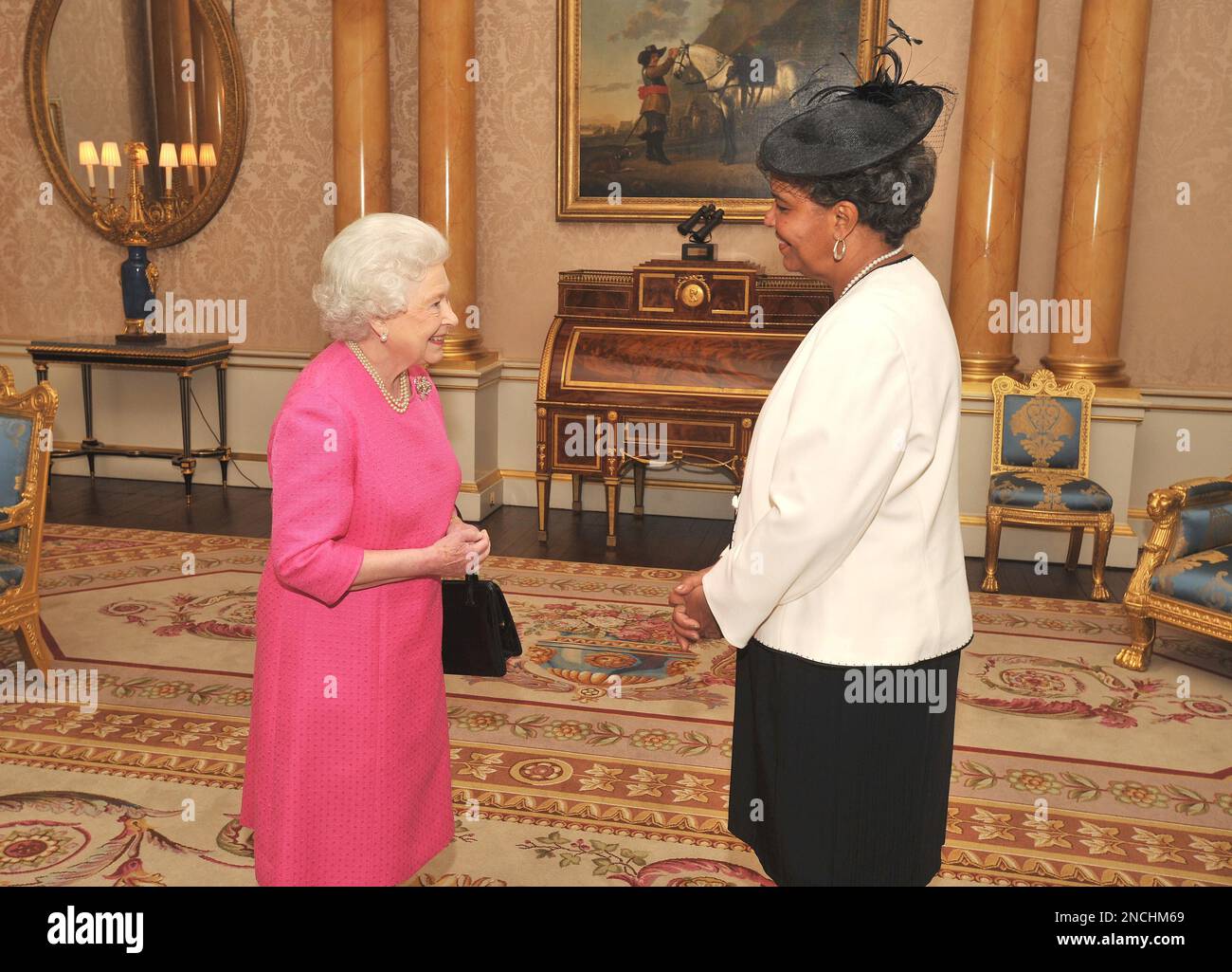Britain's Queen Elizabeth II talks with the Ambassador of Cuba, Mrs Esther Armenteros Cardenas, before she presented her credentials during a private meeting at Buckingham Palace in London, Friday Dec. 10, 2010.(AP Photo/John Stillwell, pool) Stockfoto