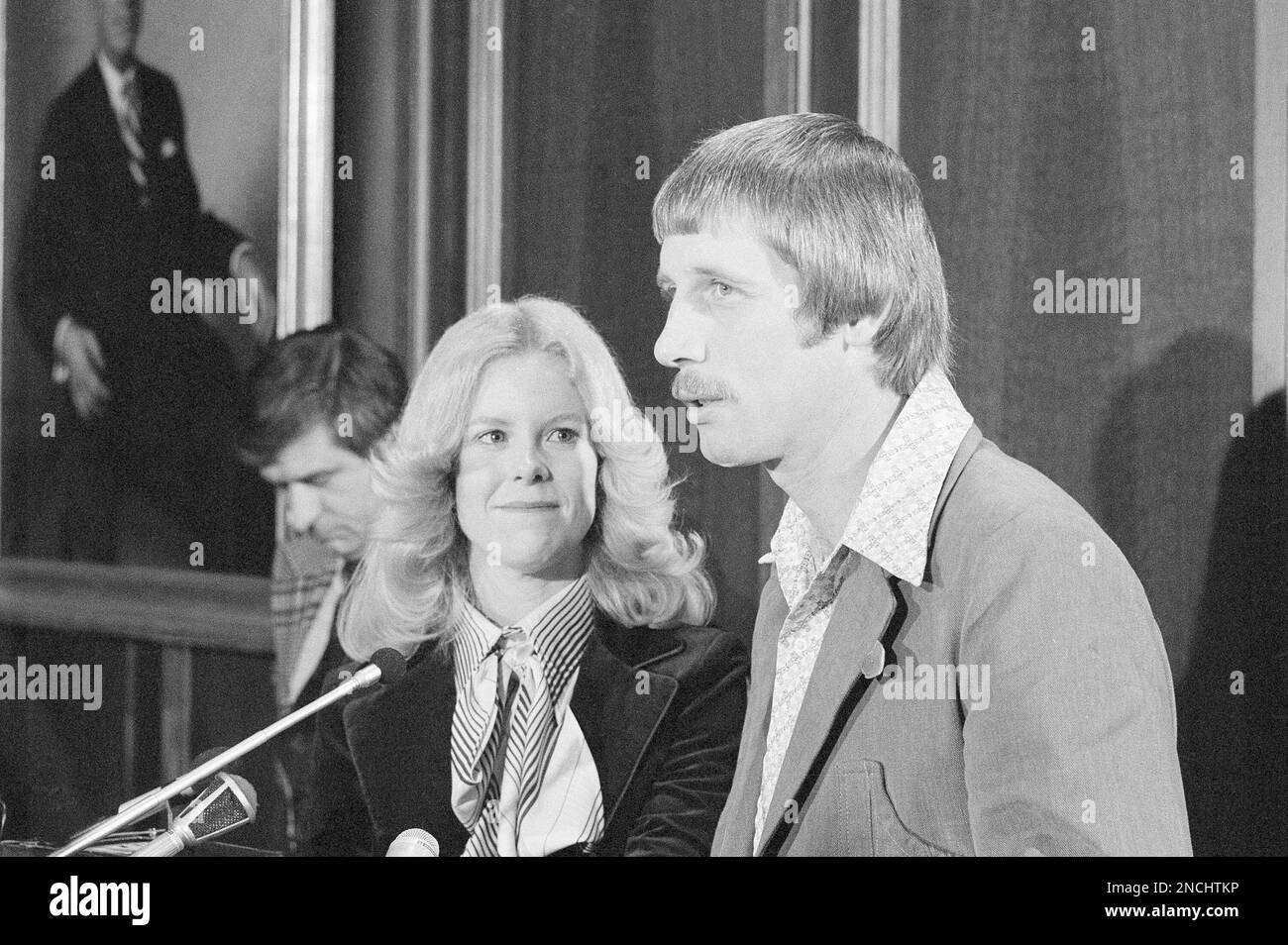 Free agent outfielder Joe Rudi addresses newsmen as his wife Sharon listens after signing oWednesday, Nov. 17, 1976, with the California Angels in the Providence, Rhode Island, office of agent Jerry Kapstein. Terms of Rudi’s contract were not disclosed. (AP Photo/ J. Walter Green)) Stockfoto