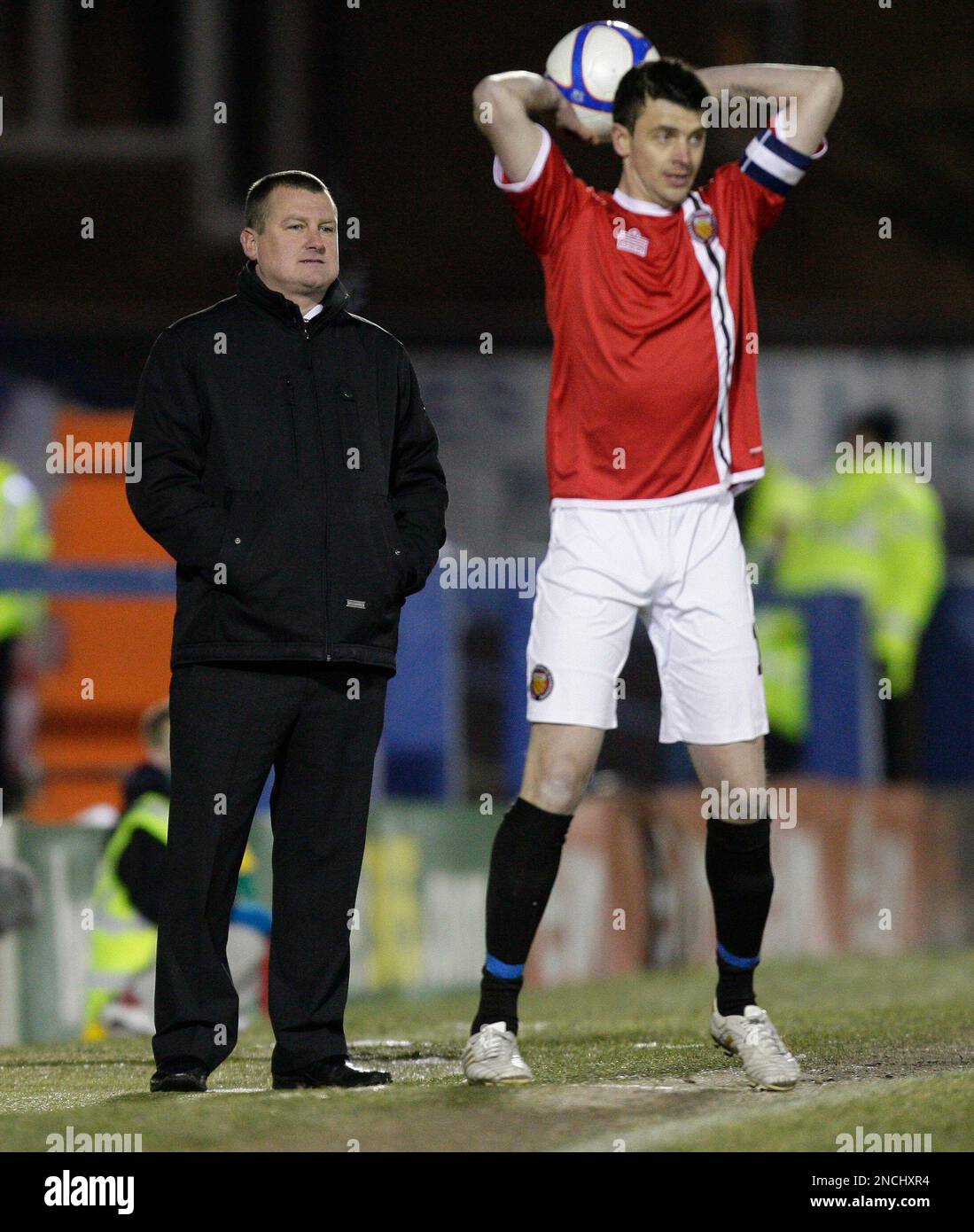 FC United's manager Karl Marginson, left, watches as Richard Battersby takes a throw during the team's 4-0 loss to Brighton in their English FA Cup second round replay soccer match at Gigg Lane, Manchester, England, Wednesday Dec. 8, 2010. (AP Photo/Jon Super) Stockfoto