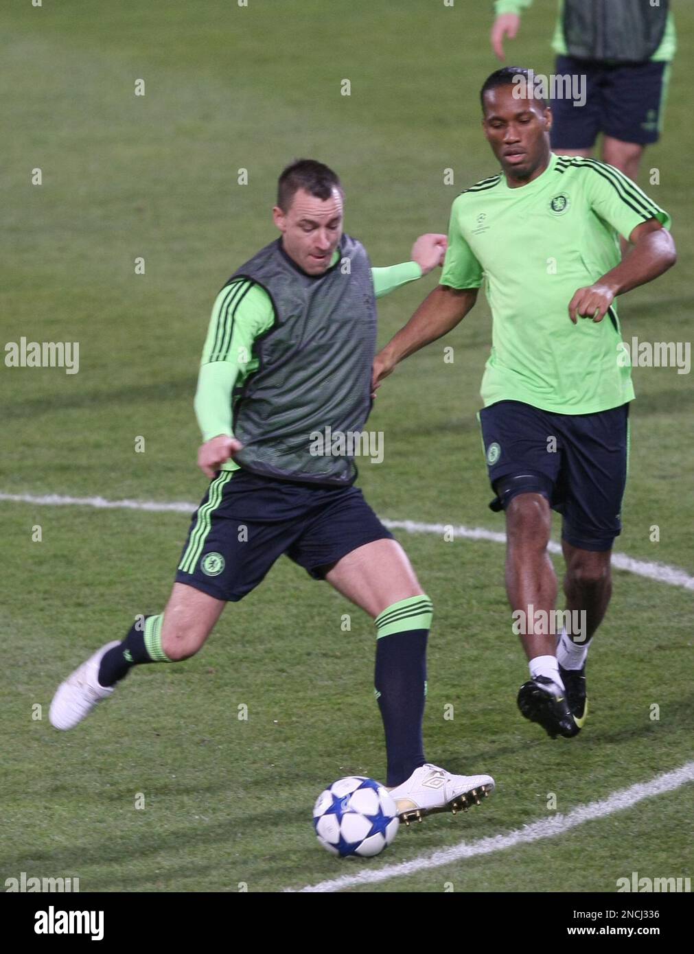 Chelsea's forward Didier Drogba from Ivory Coast, right, challenges for the ball with John Terry during a training session, at the Velodrome Stadium, in Marseille, southern France, Tuesday, Dec. 7, 2010. Chelsea will face Marseille in a Champions League Group F soccer match , on Wednesday. (AP Photo/Claude Paris) Stockfoto