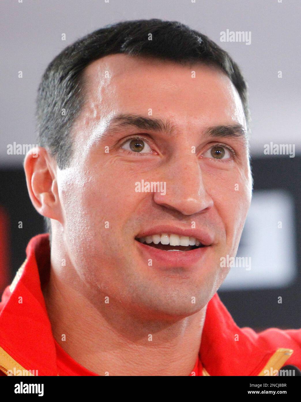 Ukrainian heavy weight WBO, IBF and IBO world champion Wladimir Klitschko speaks during a press conference in Mannheim, Germany, Monday, Dec. 6, 2010. Klitschko will box British challenger Dereck Chisora in a world championship fight on Saturday in Mannheim. (AP Photo/Michael Probst) Stockfoto