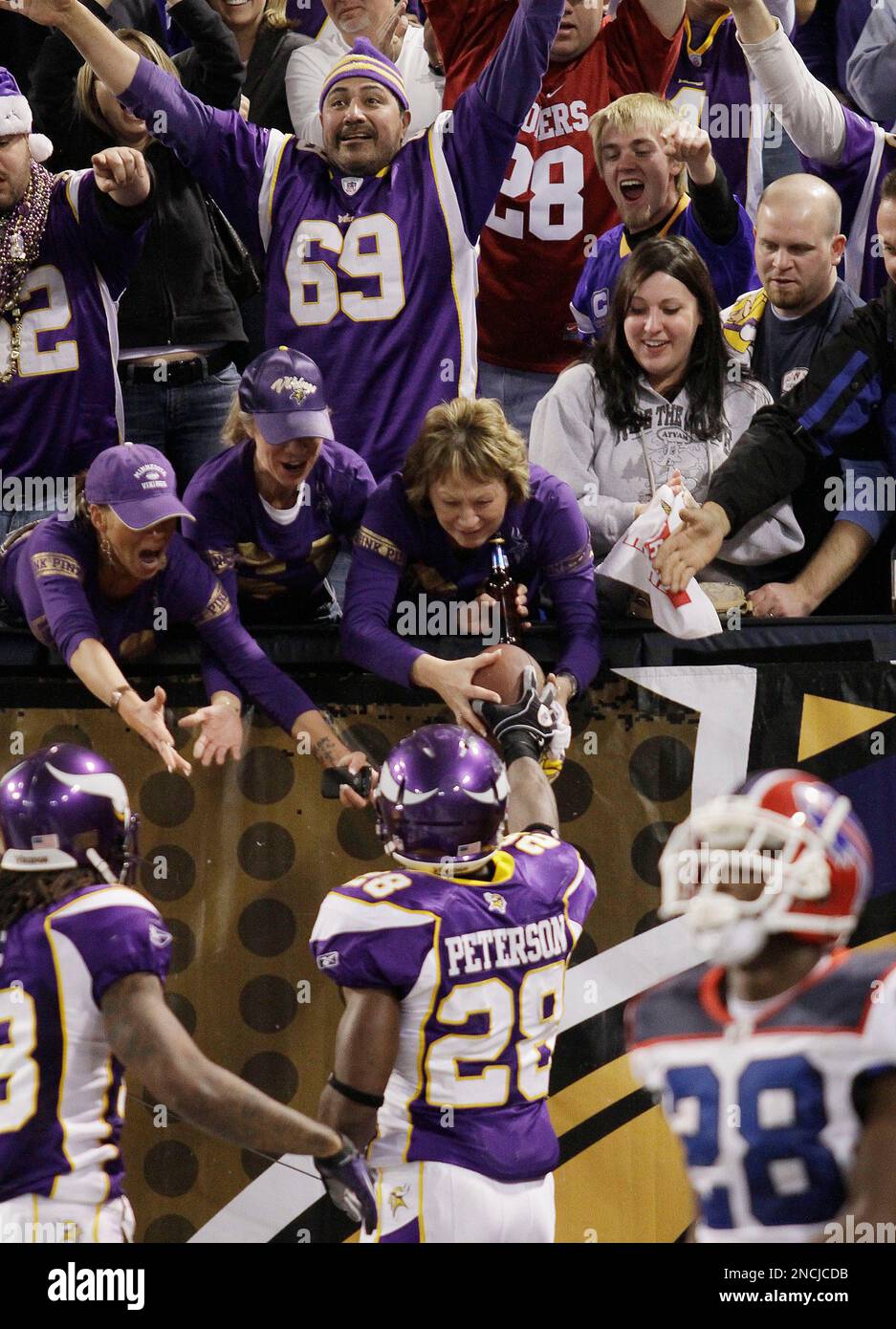 Minnesota Vikings cornerback Frank Walker (41) celebrates an interception with Vikings cornerback Asher Allen (21) and Vikings linebacker Jasper Brinkley (54) during of the NFL football game against the Buffalo Bills in Minneapolis Sunday, Dec. 5, 2010.(AP Photo/Andy King) Stockfoto