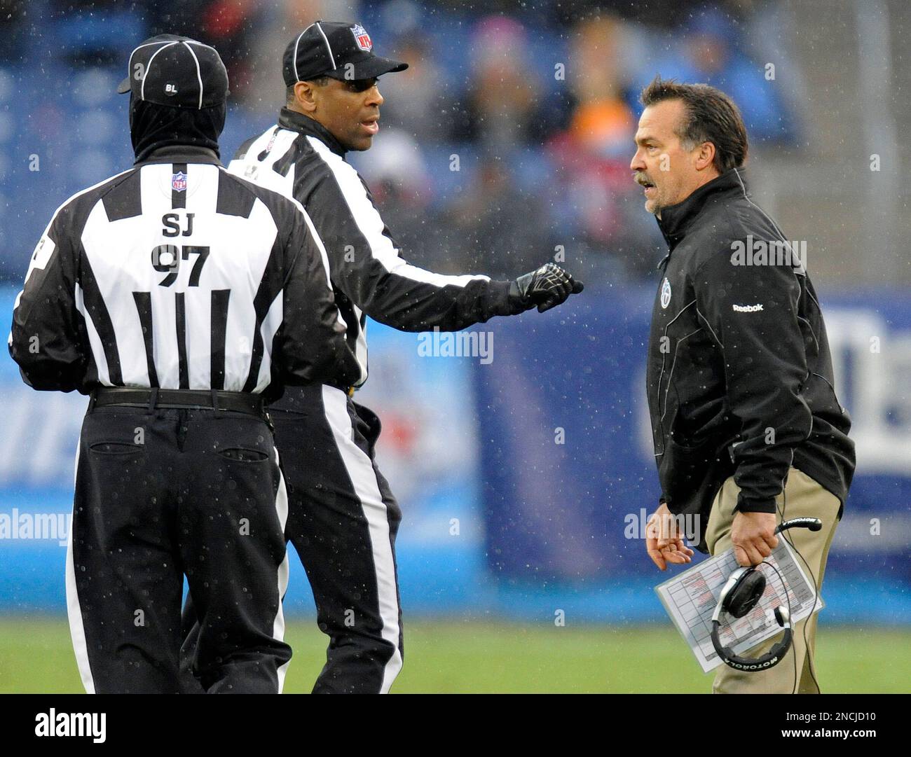 Tennessee Titans head coach Jeff Fisher argues with side judge Tom Hill (97) and head linesman Julian Mapp, center, in the fourth quarter of an NFL football game on Sunday, Dec. 5, 2010, in Nashville, Tenn. The Jaguars won 17-6. (AP Photo/Joe Howell) Stockfoto