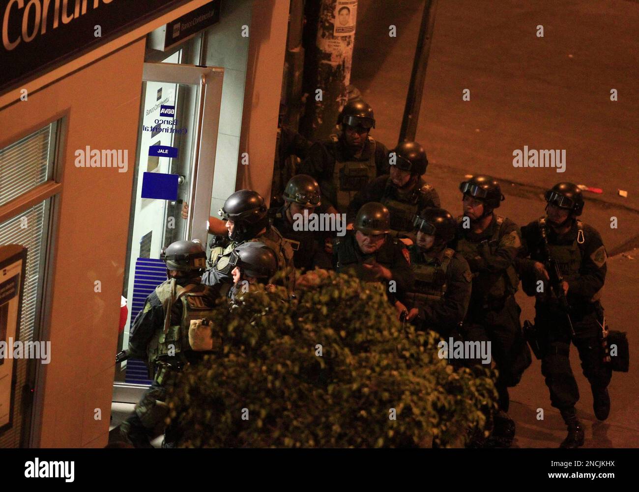 Suat Members of Peru's police special weapons and tactics operations unit ...