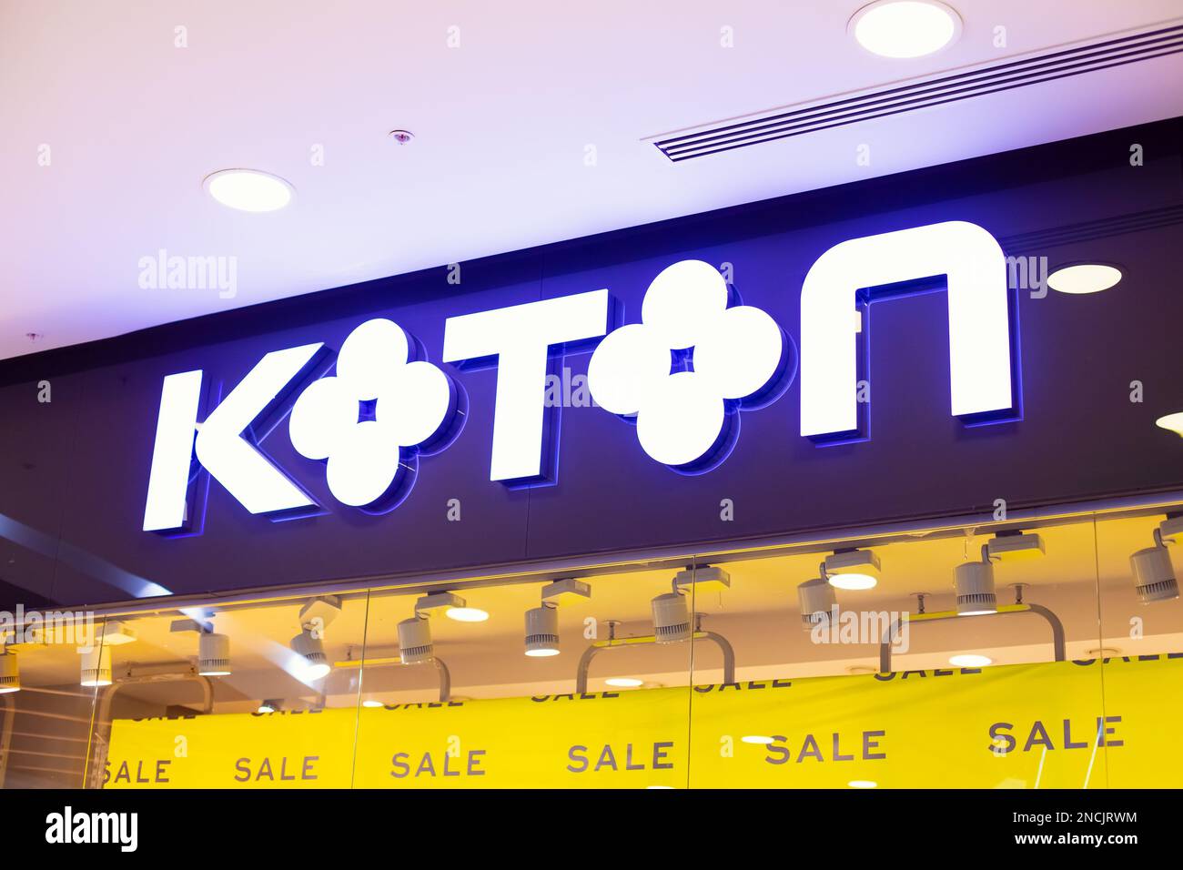 Koton - Designeretikett, Verkaufsschild. Koton Shop im Einkaufszentrum, Ladenschild aus der Nähe. Glastüren, Boutiquen, Schaufenster. Astana, Kasachstan Stockfoto