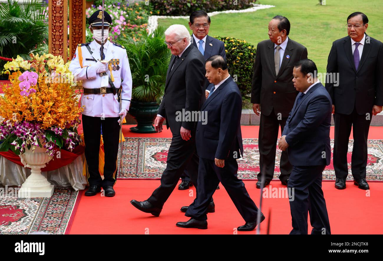 Phnom Penh, Kambodscha. 15. Februar 2023. Der deutsche Präsident Frank-Walter Steinmeier wird vom amtierenden Staatschef und Präsidenten des kambodschanischen Senats Say Chhum im Hauptquartier des Senats mit militärischen Ehren begrüßt. Dahinter stehen drei stellvertretende Premierminister (l-r) Sar Kheng, Innenminister, Tea Banh, Verteidigungsminister, und Prak Sokhonn, Außenminister. Präsident Steinmeier und seine Frau besuchen Kambodscha und Malaysia während einer fünftägigen Reise nach Südostasien. Kredit: Bernd von Jutrczenka/dpa/Alamy Live News Stockfoto