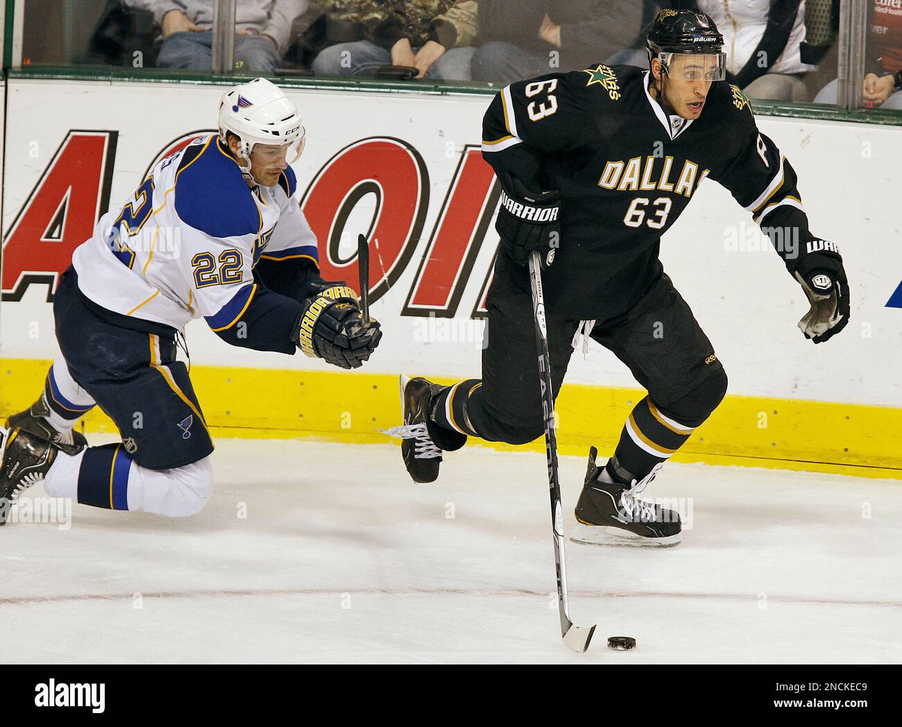 Dallas Stars center Mike Ribeiro (63) and St. Louis Blues center Brad Boyes (22) during a NHL hockey game in Dallas, Tx., Friday November 26, 2010. (AP Photo/Brandon Wade) Stockfoto