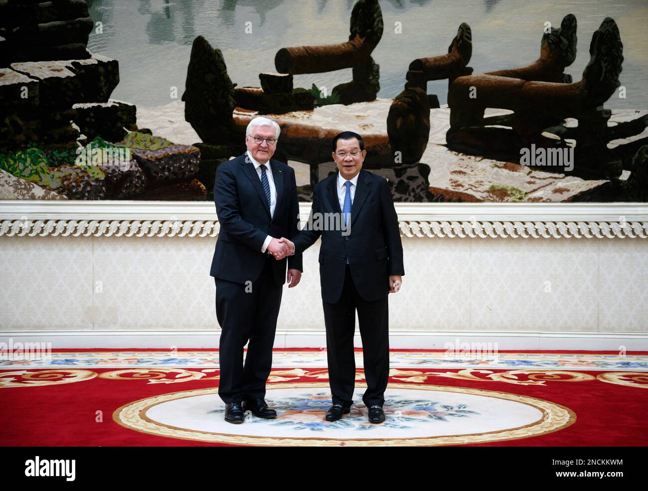 Phnom Penh, Kambodscha. 15. Februar 2023. Der deutsche Präsident Frank-Walter Steinmeier (l) wird vom Kambodscha-Ministerpräsidenten Samdech Hun Sen im Friedenspalast, der offiziellen Residenz des Premierministers, begrüßt. Präsident Steinmeier und seine Frau besuchen die Länder Kambodscha und Malaysia während einer fünftägigen Reise nach Südostasien. Kredit: Bernd von Jutrczenka/dpa/Alamy Live News Stockfoto