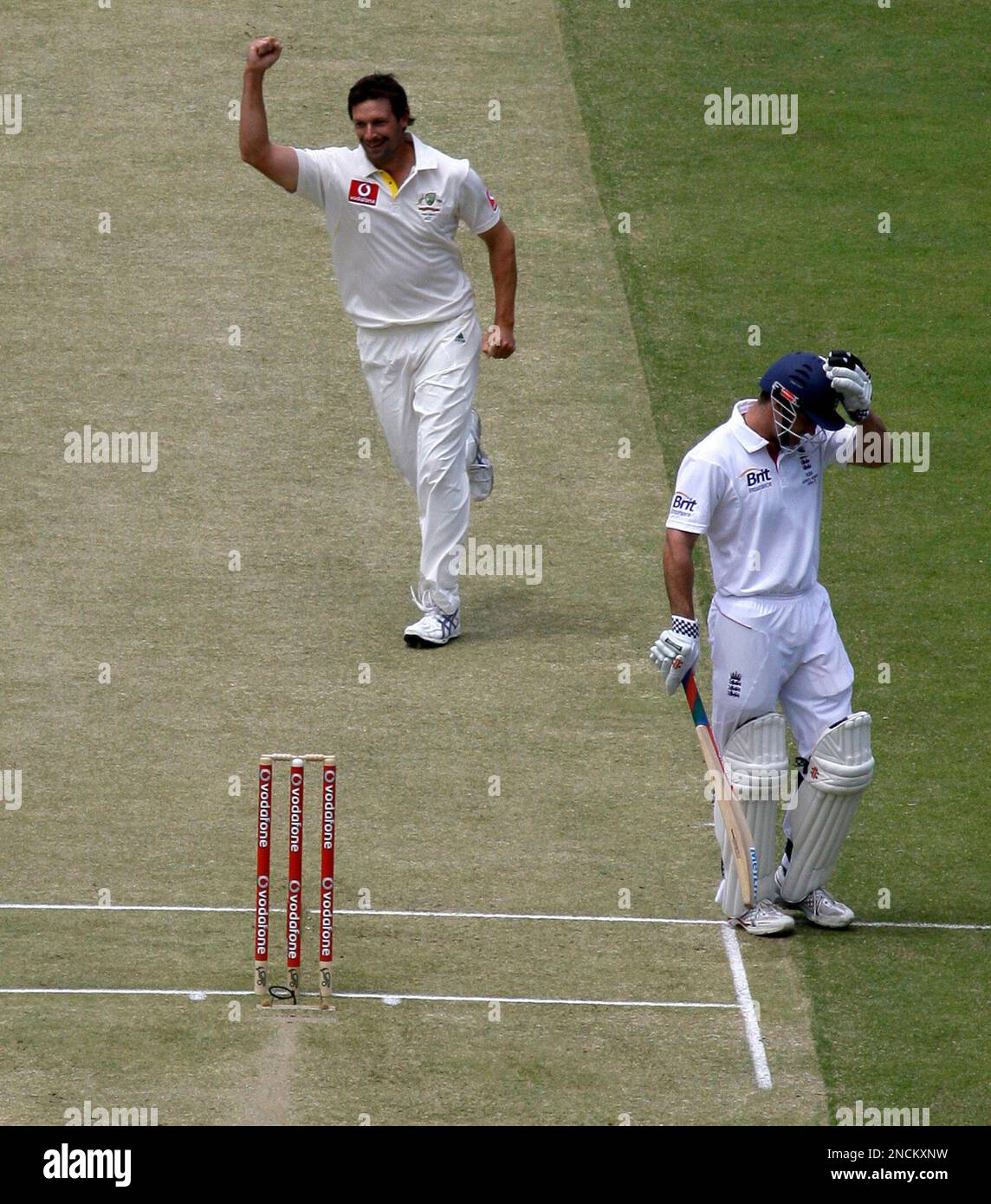 Australia's Ben Hilfenhaus, left, celebrates taking the wicket of England's captain Andrew Strauss, right, for no score during the first day of the first Ashes cricket test in Brisbane, Australia, Thursday, Nov. 25, 2010. (AP Photo/Rick Rycroft) Stockfoto