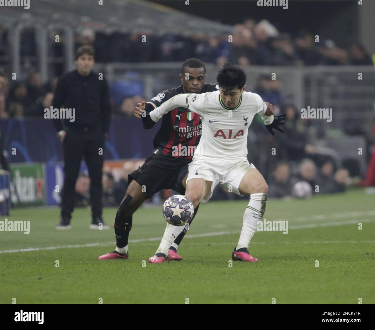 Heung-min Sohn von Tottenham Hotspur und Pierre Kalulu von AC Mailand während der UEFA Champions League, einem Fußballspiel zwischen AC Mailand und Tottenham Hotspu Stockfoto