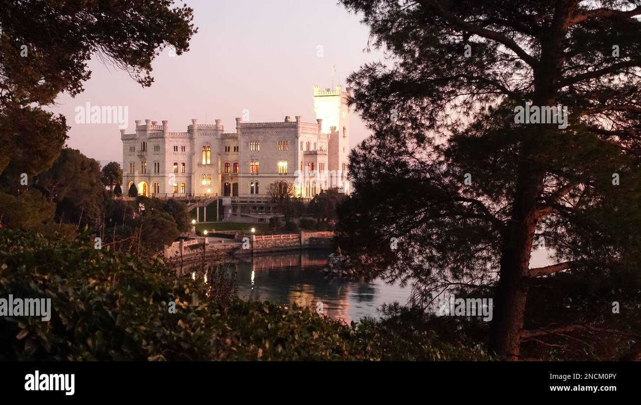 Tramonto al castello di Miramare Stockfoto