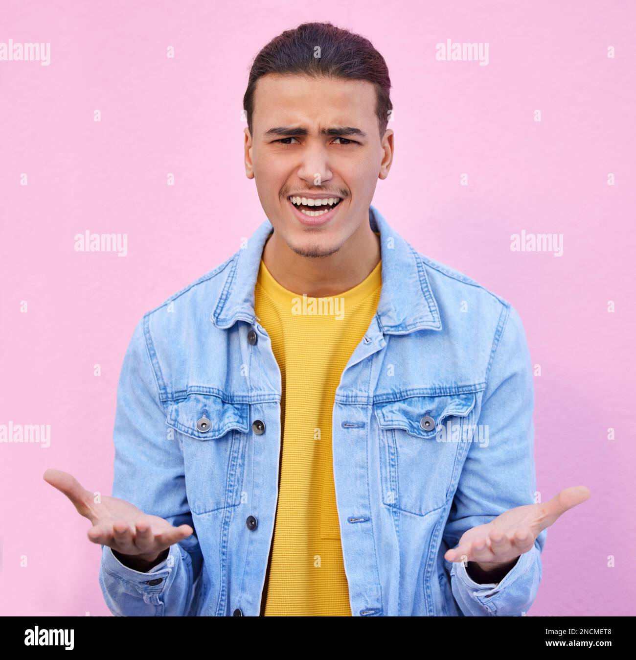 Verwirrt, verärgert und Porträt eines Mannes in einem Studio mit einem zweifelhaften, verärgerten und launischen Gesichtsausdruck. Wütend, Fehler und männliches Model, das Zeichensprache macht Stockfoto