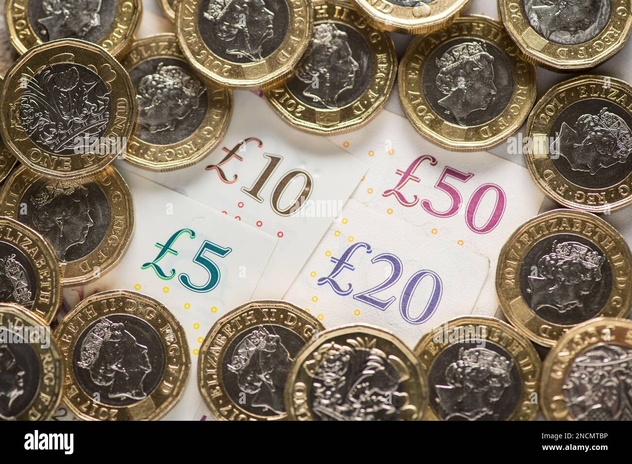 Aktenfoto vom 26.01/18, von einem britischen 5-Pfund-, 10-Pfund-, 20-Pfund- und 50-Pfund-Schein mit 1-Pfund-Münzen. Die Inflation im Vereinigten Königreich dürfte sich im dritten Monat in Folge im Dezember, wenn die neuesten offiziellen Zahlen am Mittwoch veröffentlicht werden, zurückentwickeln. Das Amt für nationale Statistiken (ONS) wird voraussichtlich zeigen, dass die Inflationsrate des Verbraucherpreisindexes (VPI) im vergangenen Monat von 10,5 % im Dezember auf 10,3 % gefallen ist, was den meisten Ökonomen zufolge auf anhaltende Preisrückgänge bei den Kraftstoffprognosen zurückzuführen ist. Ausgabedatum: Mittwoch, 15. Februar 2023. Stockfoto