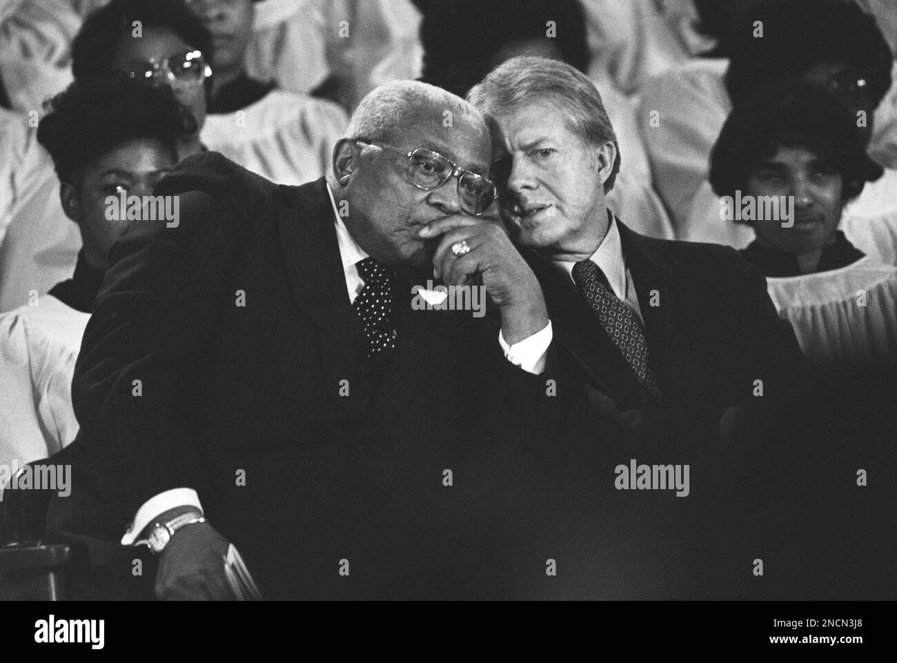 The Rev. Martin Luther King Sr. and President Jimmy Carter, right, share words during ceremony in Atlanta on Jan. 14, 1979, to present the Dr. Martin Luther King Jr. Non-Violent Peace Prize to President Carter. (AP Photo/Jim Wells) Stockfoto