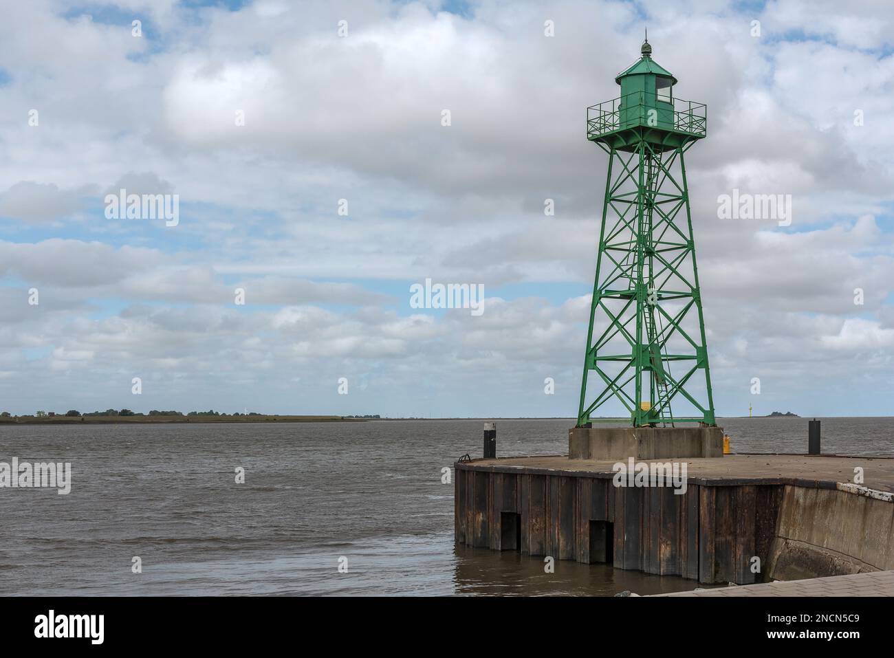 Kleiner grüner Leuchtturm an der Mündung des Geeste in der Nordsee, Bremerhaven Stockfoto
