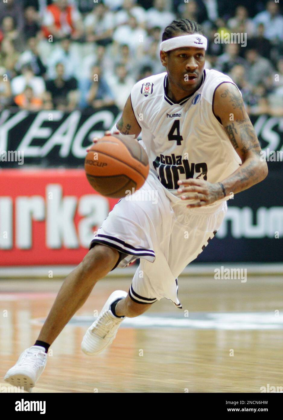 Allen Iverson of Besiktas Cola Turka dribbles the ball during their Eurocup group B basketball match against Hemofarm Stada in Istanbul Turkey Tuesday Nov. 16 2010. AP Photo Ibrahim Usta Stockfotograf...