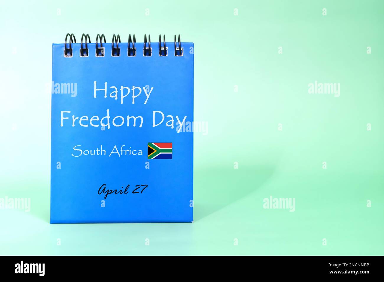 Happy Freedom Day South Africa – Begrüßungserinnerung auf blauem Bürokalender mit Flaggensymbol. Konzept der Feierlichkeiten zum Nationalfeiertag. Stockfoto