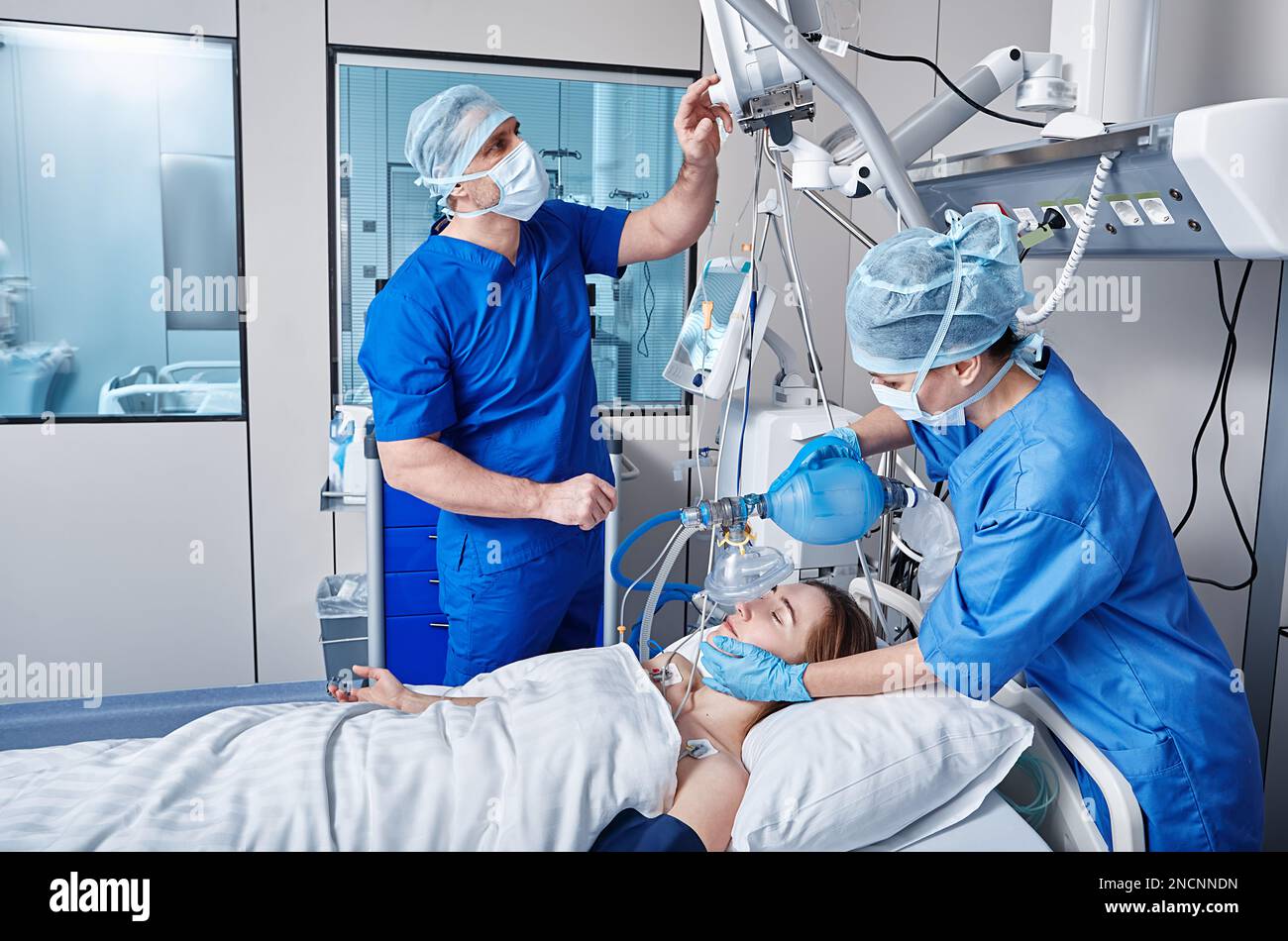 Krankenschwester und Arzt mit Beatmungsgerät an der Patientin während kardiopulmonaler Reanimation auf der Intensivstation und Gesundheitsüberwachung. HLW auf der Intensivstation Stockfoto