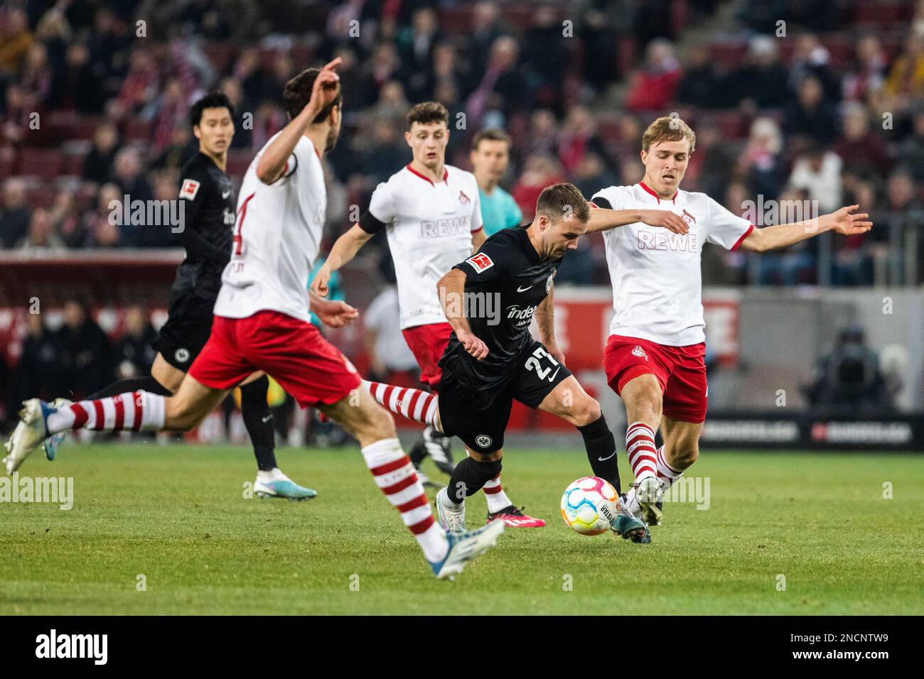 Köln, RheinEnergieStadion, 12.02.23: Mario Götze (2.r) (Frankfurt) gegen Timo Hübers (Köln) (R) und Jonas Hector (L) (Köln) beim 1. Bundesliga Spiel 1. Stockfoto