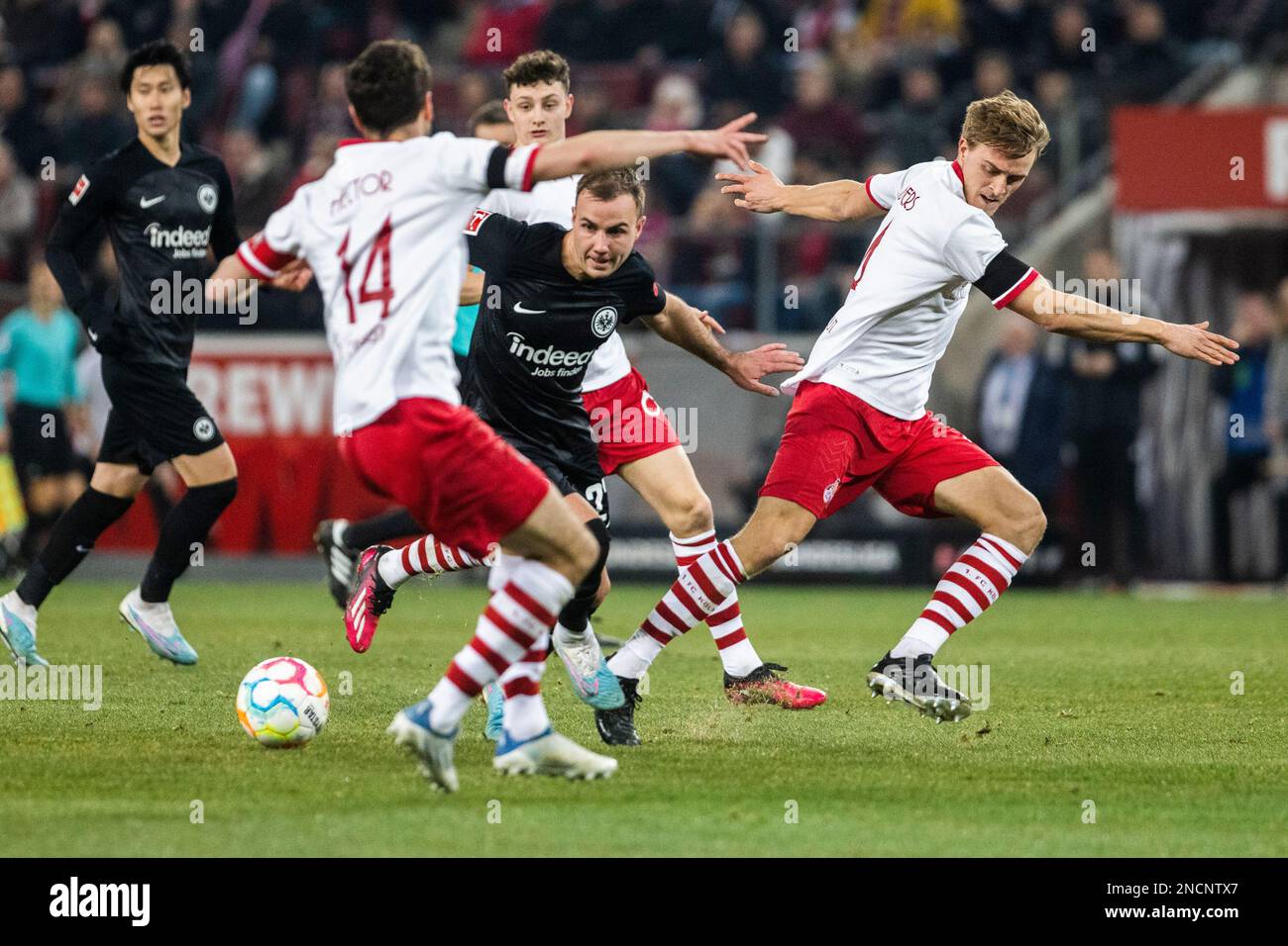 Köln, RheinEnergieStadion, 12.02.23: Mario Götze (2.r) (Frankfurt) gegen Timo Hübers (Köln) (R) und Jonas Hector (L) (Köln) beim 1. Bundesliga Spiel 1. Stockfoto