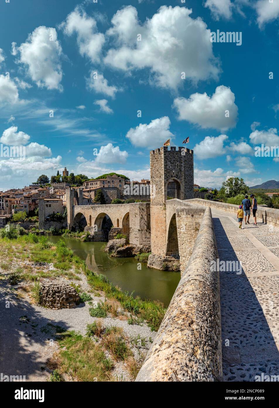 Mittelalterliche Brücke, Pont de Besalú Stockfoto