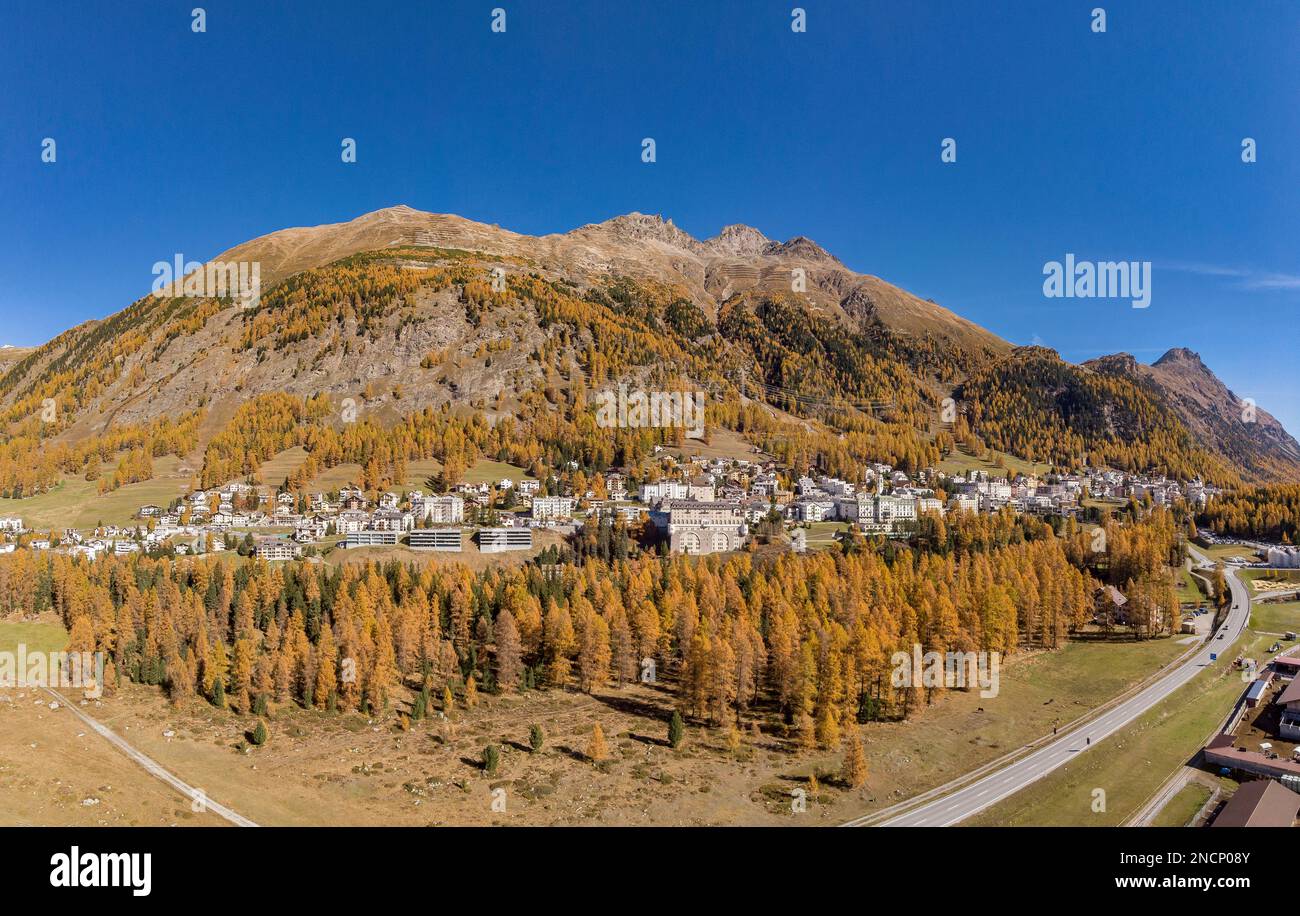 Ein Dorf mit großen Hotels an einem Bergkamm Stockfoto