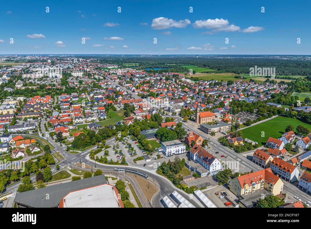 Luftaufnahme in die Region um die Stadt Königsbrunn, eine Stadt südlich von Augsburg am Lechfeld Stockfoto