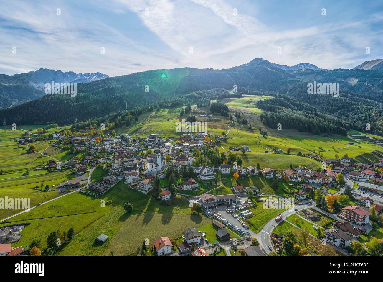 Luftblick auf die wunderschöne Landschaft rund um Lermoos in der Tiroler Zugspitz-Arena Stockfoto