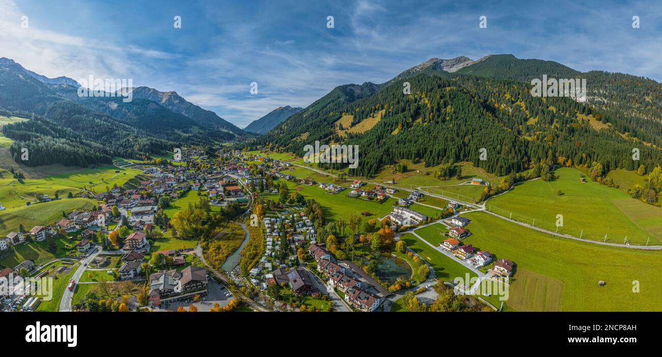 Luftblick auf die wunderschöne Landschaft rund um Lermoos in der Tiroler Zugspitz-Arena Stockfoto