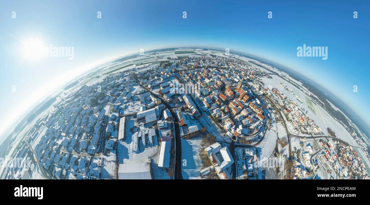 Die kleine mittelfranzösische Stadt Wolframs-Eschenbach an einem idyllischen Nachmittag im Winter aus der Vogelperspektive Stockfoto