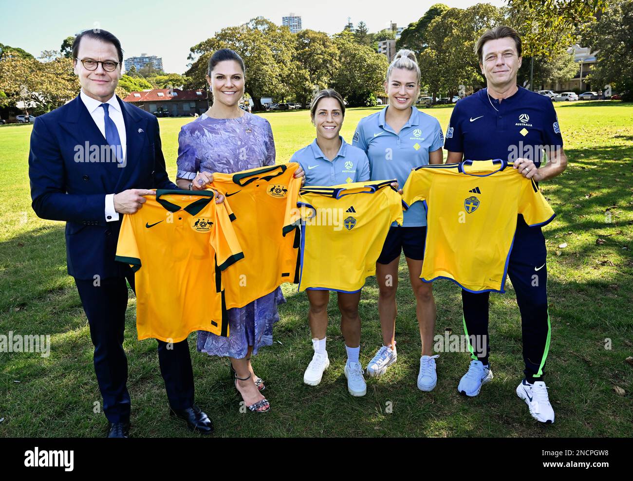 Sydney, Australien, am 15. Februar 2023. Krone Prinzessin Victoria von Schweden und Prinz Daniel treffen am 15. Februar in Sydney, Australien, die Fußballspieler Katrina Gorry und Charlotte Grant von der australischen Frauennationalmannschaft und ihrem schwedischen Kapitän der Nationalmannschaft Tony Gustafsson. 2023. Das schwedische Kronprinzessinnen-Paar ist zu einem offiziellen Besuch in Australien. Foto: Jonas Ekstromer/TT/Code 10030 Stockfoto