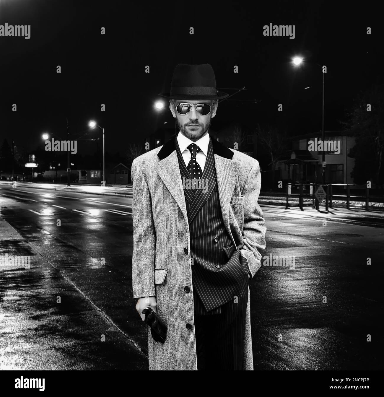 Schwarz-Weiß-Porträt eines eleganten Mannes in der Nacht Stockfoto