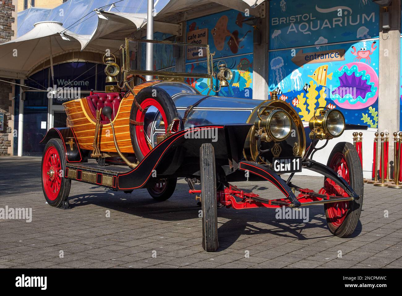 Bristol, UK 14/02/2023, Siebenjährige Selma Mason, aus Bristol, Sie sitzt mit ihrer Mutter Amy in einer Nachbildung des magischen fliegenden Autos von Chitty Chitty Bang Bang vor einer Vorführung des Films am Eröffnungstag des alljährlichen Slapstick Festivals der Stadt 19. der stillen und klassischen Kinokomödie. Selma ist die Urenkeltochter eines der Musical-Stars, Lionel Jeffries (1926 bis 2010), und wurde kurz vor einer Filmvorführung in das Auto gesetzt. Slapstick 2023 veranstaltet von jetzt bis Sonntag 32 Veranstaltungen mit Berühmtheiten wie Sir Michael Palin, Rob Brydon, Stephen Merchant, Hallo, Harry Stockfoto