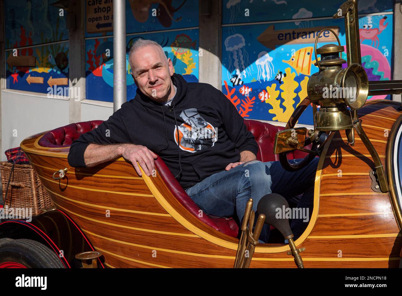 Bristol, UK 14/02/2023, Siebenjährige Selma Mason, aus Bristol, Sie sitzt mit ihrer Mutter Amy in einer Nachbildung des magischen fliegenden Autos von Chitty Chitty Bang Bang vor einer Vorführung des Films am Eröffnungstag des alljährlichen Slapstick Festivals der Stadt 19. der stillen und klassischen Kinokomödie. Selma ist die Urenkeltochter eines der Musical-Stars, Lionel Jeffries (1926 bis 2010), und wurde kurz vor einer Filmvorführung in das Auto gesetzt. Slapstick 2023 veranstaltet von jetzt bis Sonntag 32 Veranstaltungen mit Berühmtheiten wie Sir Michael Palin, Rob Brydon, Stephen Merchant, Hallo, Harry Stockfoto