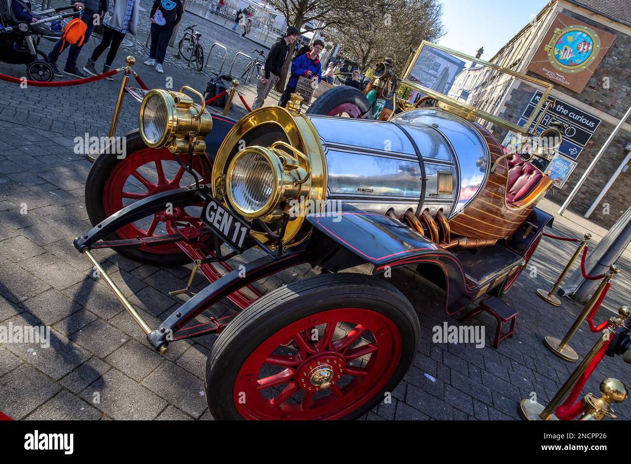 Bristol, UK 14/02/2023, Siebenjährige Selma Mason, aus Bristol, Sie sitzt mit ihrer Mutter Amy in einer Nachbildung des magischen fliegenden Autos von Chitty Chitty Bang Bang vor einer Vorführung des Films am Eröffnungstag des alljährlichen Slapstick Festivals der Stadt 19. der stillen und klassischen Kinokomödie. Selma ist die Urenkeltochter eines der Musical-Stars, Lionel Jeffries (1926 bis 2010), und wurde kurz vor einer Filmvorführung in das Auto gesetzt. Slapstick 2023 veranstaltet von jetzt bis Sonntag 32 Veranstaltungen mit Berühmtheiten wie Sir Michael Palin, Rob Brydon, Stephen Merchant, Hallo, Harry Stockfoto