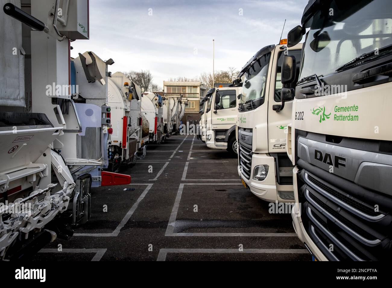 ROTTERDAM - Niederlande, 15/02/2023, Mitarbeiter des Reinigungsdienstes der Gemeinde Rotterdam zu Beginn ihres sechstägigen Streiks. Die Reinigungsdienste in Den Haag und Utrecht haben ihre Arbeit zuvor eingestellt. Die Stadtreiniger wollen mehr Gehaltserhöhungen, als ihre Arbeitgeber bereit sind zu geben. ANP KOEN VAN WEEL niederlande raus - belgien raus Stockfoto