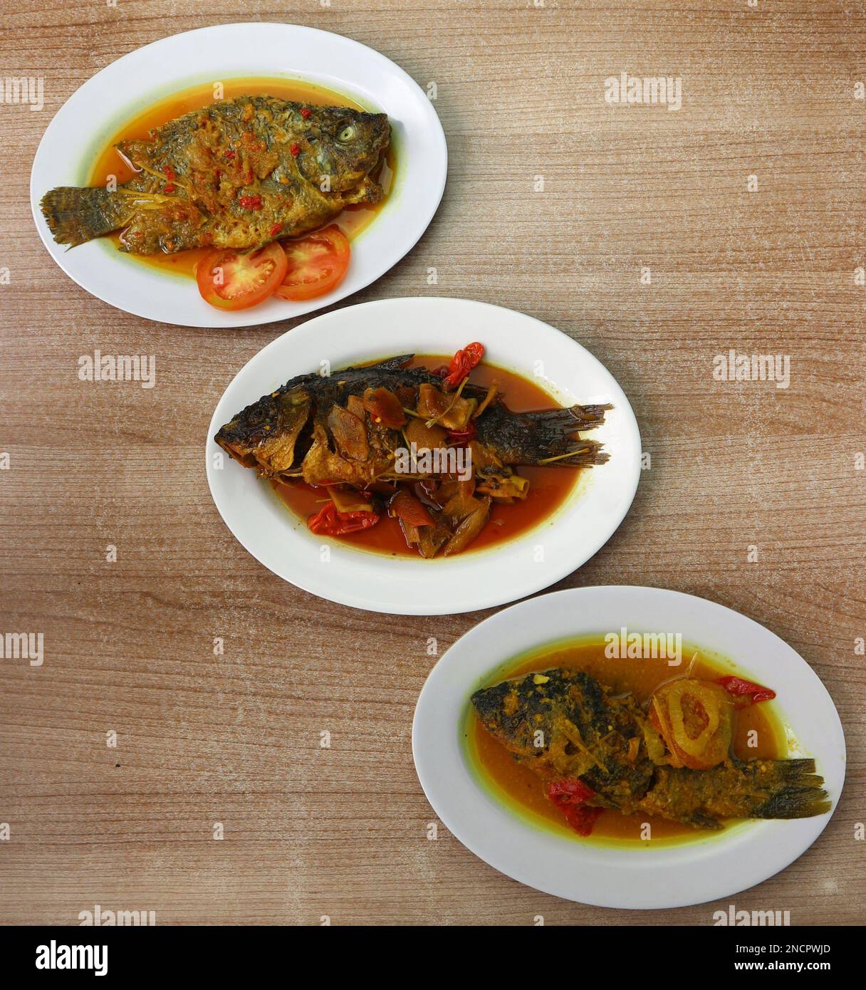 Drei Teller gebratener Fisch mit scharfer und herzhafter Soße Stockfoto