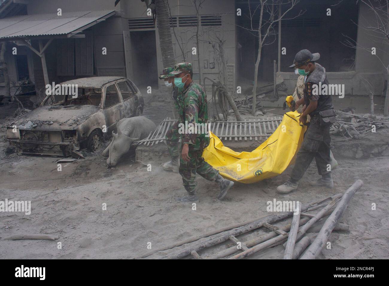 Rescuers carry the body of a victim of Mount Merapi eruption in ...