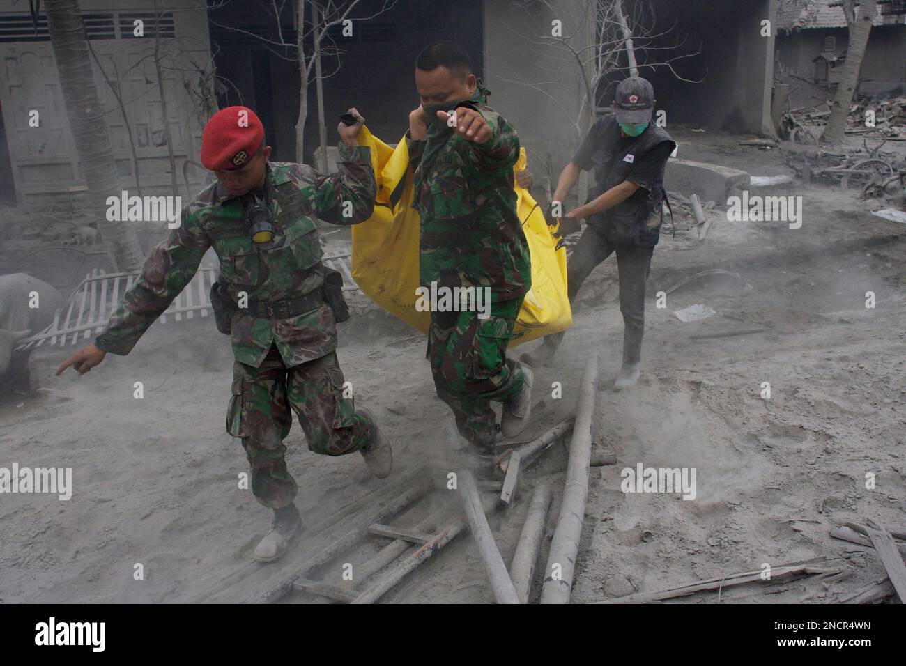 Rescuers carry the body of a victim of Mount Merapi eruption in ...